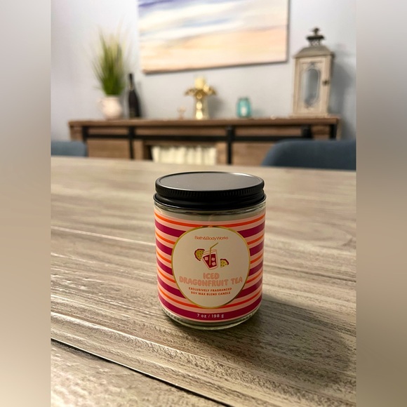 Bath & Body Works Tropical Dragonfruit Candle - Single Wick - Picture 1 of 3